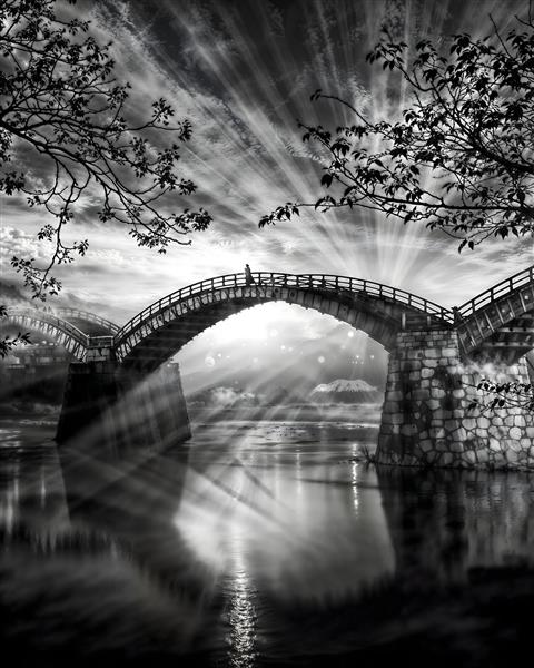 عکس سیاه و سفید هنری از پل کینتای ژاپن (Kintai Bridge) زیر تابش نور خورشید برای پوستر دیواری دفتر کار و لابی