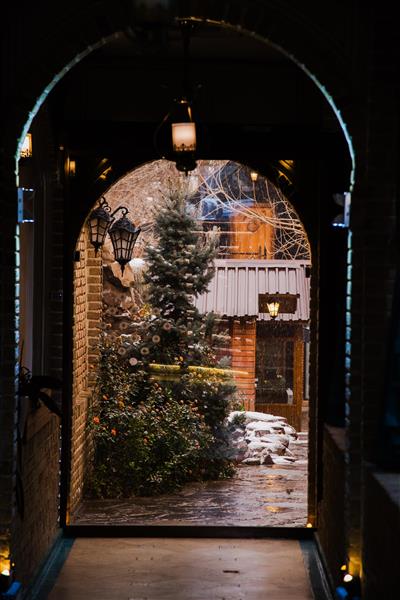 پنجره زمستانی رو به یک منظره زیبا در زمستان