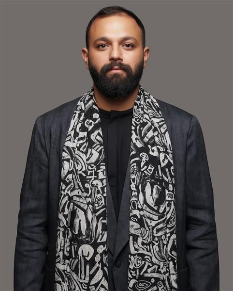 پوستر هنری صابر ابر بازیگر مشهور سینمای ایران با شال چاپی مفهومی برای دکور کافه، گالری و اتاق هنرمندان