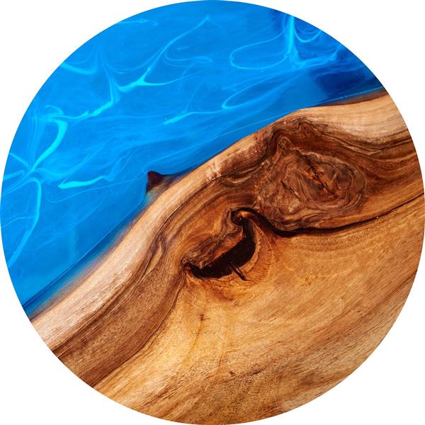 ترکیب چوب طبیعی و رزین اپوکسی آبی درخشان با نمای دایره‌ای برای پوستر دیواری آشپزخانه و میز ناهارخوری