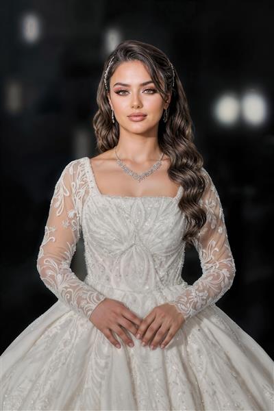 پرتره عروس زیبا با لباس توری کار شده و آرایش کلاسیک ایرانی مناسب برای پوستر دیواری مزون‌های لباس عروس و آرایشگاه‌های زنانه