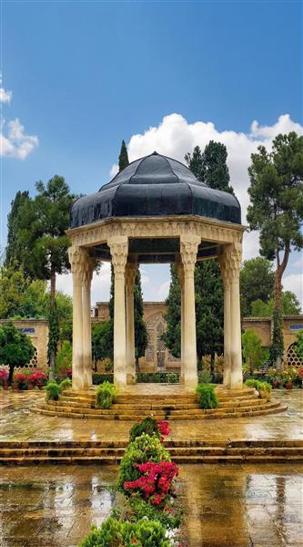 عکس باکیفیت آرامگاه حافظ (حافظیه) شیراز در یک روز بارانی ویژه چاپ پوستر دیواری اماکن گردشگری و روتختی با طرح سنتی ایرانی