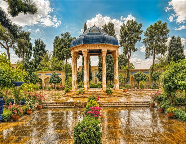 عکس باکیفیت آرامگاه حافظ (حافظیه) شیراز در یک روز بارانی برای چاپ پوستر دیواری و قاب عکس سنتی
