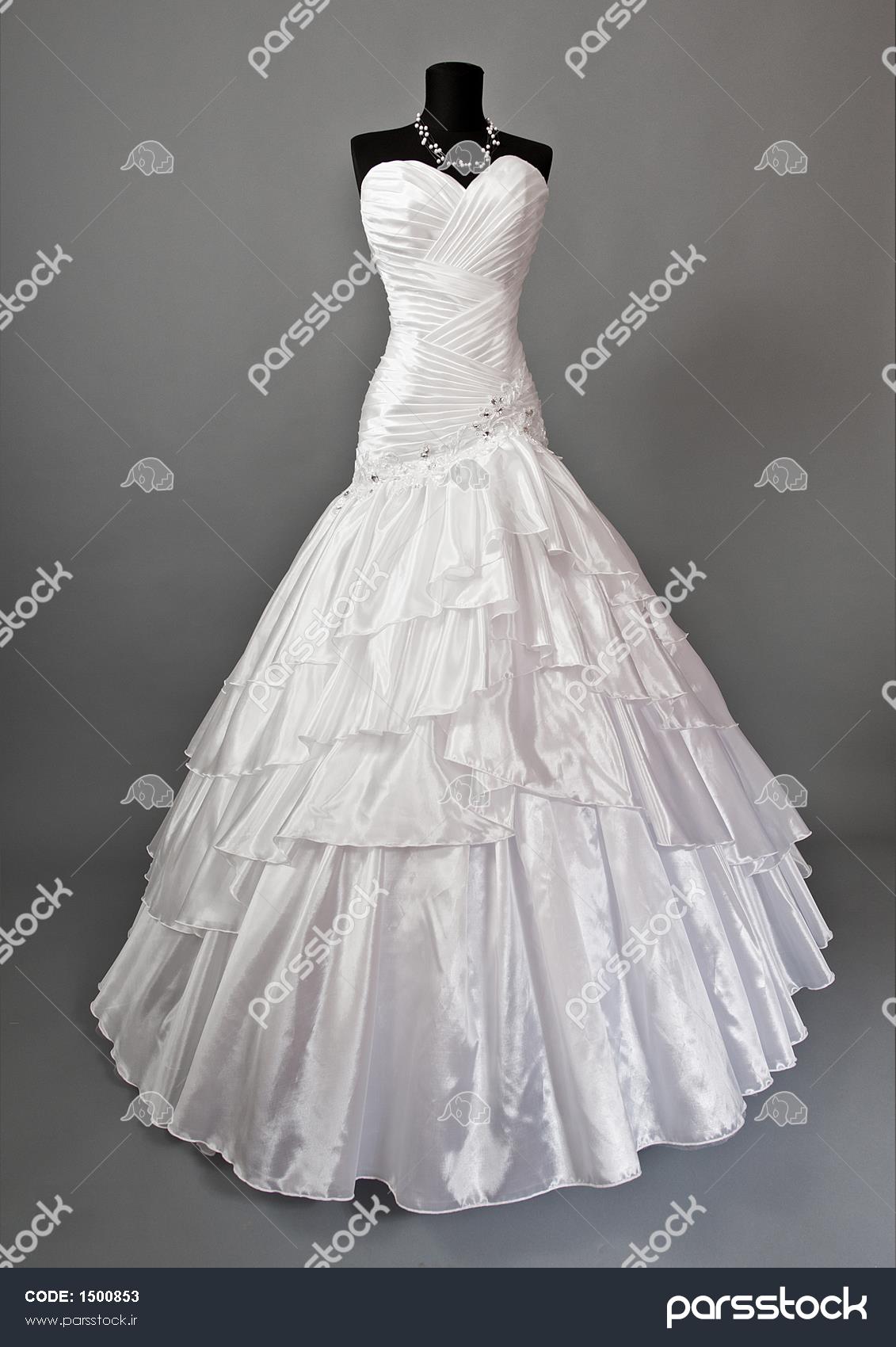 Белое свадебное платье на манекене