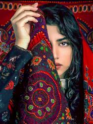تصویر 1 از گالری عکس دختر ایرانی زیبا با روسری قرمز عشایری طرح گلیم