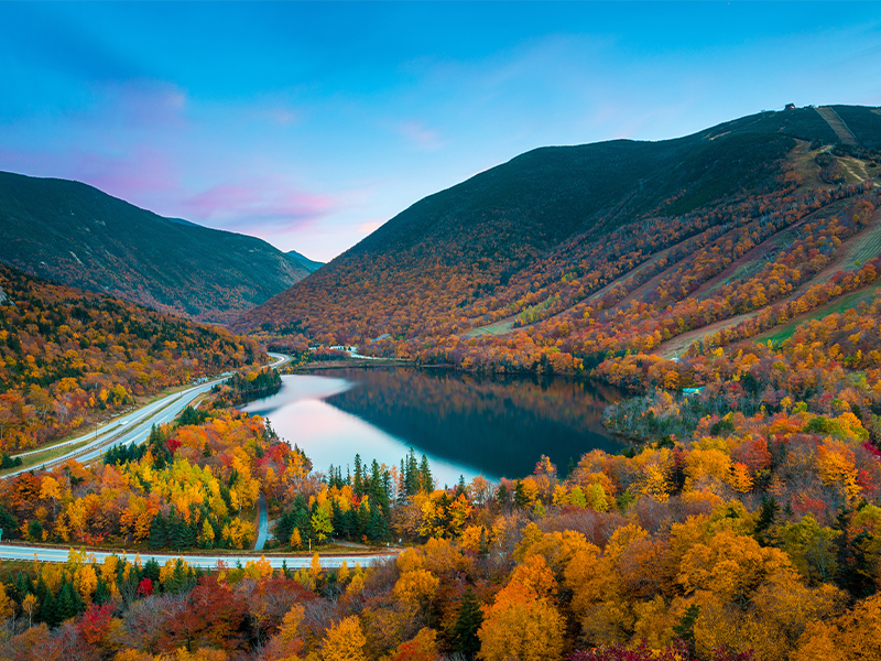 رنگ های پاییزی در Franconia Notch State Park جنگل ملی کوه سفید نیوهمپشایر ایالات متحده