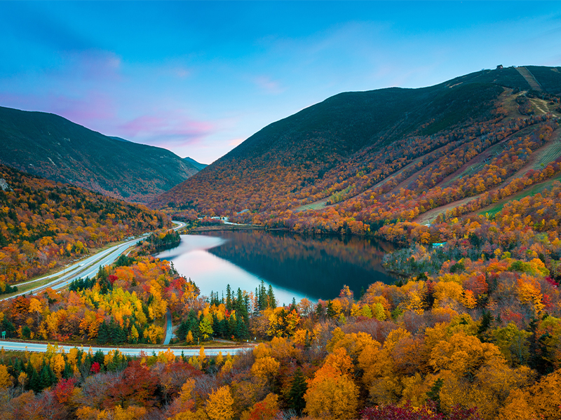 رنگ های پاییزی در Franconia Notch State Park جنگل ملی کوه سفید نیوهمپشایر ایالات متحده