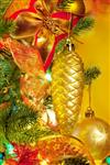 درخت کریسمس با چراغ های رنگارنگ و تزئینات