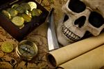 گنج دزدان دریایی قطب نما برنجی قدیمی روی نقشه ای بسیار قدیمی با صندوقچه گنج پر از سکه های طلایی جمجمه و چاقو