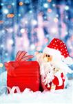 جعبه هدیه قرمز کریسمس به عنوان کارت پس‌زمینه انتزاعی تعطیلات با تزئینات درخت کریسمس بابا نوئل تزئین چراغ‌های بدون تمرکز