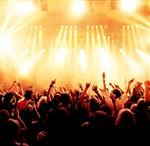 سیلوئت جمعیت کنسرت در مقابل نورهای روشن صحنه