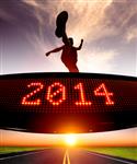 سال نو مبارک 2014 دونده در حال پریدن و عبور از صفحه نمایش ماتریس برای جشن سال 2014
