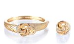 دستبند و انگشتر طلایی زیبا با سنگ های قیمتی جدا شده روی سفید