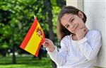 یک دختر جوان با پرچم اسپانیا
