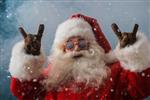 بابا نوئل با عینک آفتابی در حال رقصیدن در فضای باز در قطب شمال در بارش برف او بعد از کار سخت کریسمس را جشن می گیرد