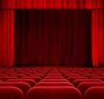 پرده یا پرده های تئاتر یا سینما با صندلی های قرمز