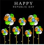 مفهوم روز جمهوری هند مبارک با گل های براق کریستالی در سه رنگ ملی و چرخ آشکا در زمینه مشکی