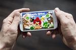 HILVERSUM هلند - 23 فوریه 2014 Angry Birds یک بازی ویدیویی توسط بازی‌ساز فنلاندی Rovio Entertainment است که برای اولین بار در سال 2009 برای iOS منتشر شد بیش از 2 میلیارد نسخه در همه پلتفرم‌ها فروخته شد