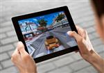 کیف اوکراین - 31 ژوئیه 2011 مردی که بازی Asphalt 6 را روی iPad جدید اپل بازی می کند Apple iPad2 توسط Apple Inc و در مارس 2011 راه اندازی شد Asphalt 6 یک برنامه بازی است که توسط Gameloft توسعه یافته است