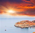 غروب رنگارنگ با شکوه در شهر قدیمی دوبرونیک کرواسی بالکان دریای آدریاتیک اروپا دنیای زیبایی