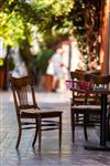 نمای خیابان از یک قهوه خانه خالی با میز و صندلی در شهر قدیمی آنتالیا ترکیه عمق میدان کوچک