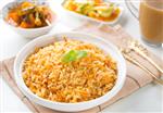 غذای گیاهی هندی برنج بریانی کاری دال و چای شیر روی میز غذاخوری