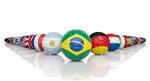 توپ های فوتبال با پرچم های مختلف جدا شده روی سفید