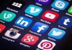 hilversum هلند - 03 آوریل 2014 رسانه های اجتماعی در حال ترند هستند و هر دو تجارت به عنوان مصرف کننده از آن برای به اشتراک گذاری اطلاعات و شبکه استفاده می کنند نمایش آیکون های رسانه های اجتماعی در گوشی های هوشمند