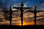 شبح عیسی با مفهوم صلیب بر روی غروب خورشید برای دین عبادت کریسمس عید پاک نجات دهنده دعا و ستایش