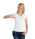 زنی که به پیراهن یقه ی سفیدش اشاره می کند