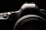 دوربین حرفه ای dslr مدرن تصویر کم کلید - دوربین مدرن dslr با لنز بسیار باز