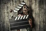 فیلمبرداری یک فیلم ترسناک زامبی زن که تخته کلاپر را نگه می دارد فیلمبرداری هالووین