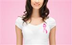 مفهوم مراقبت های بهداشتی مردم خیریه و پزشکی - زن جوان خندان با تی شرت با نوار آگاهی از سرطان سینه روی پس زمینه صورتی