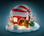 خانه پری شگفت انگیز با کلاه جن ها که در کریسمس به شکل فنجان چای با در باز شده و داخل آن شعله ور تزئین شده است تصویر کریسمس
