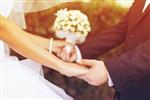 زوج عروسی دست در دست