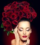 مدل زیبای گل رز زن در سالن زیبایی آرایش آرایش زن جوان مدرن در اسپا مجلل خانم آرایش ریمل برای مژه های بلند رژ لب روی لب سایه چشم محصولات موهای براق درمان