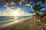تعطیلات کارائیب طلوع زیبای خورشید بر فراز ساحل استوایی