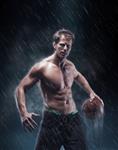 پرتره بسکتبالیست خیس بدون پیراهن