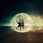 کشتی قدیمی و قدیمی شناور در اقیانوس که روی پس زمینه آسمان پرستاره شب مهتابی شناور است مفهوم ماجراجویی و سفر