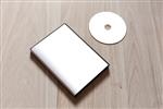 ماکت کاور دیسک دی وی دی یا سی دی قالب با جعبه پلاستیکی و دیسک با sp free جدا شده سفید برای طراحی ماکت با بسته مشکی برای دیسک فشرده یا دی وی دی در زمینه میز چوبی
