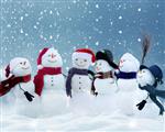 بسیاری از آدم برفی ها در منظره کریسمس زمستانی ایستاده اند