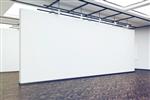 نمای کناری یک دیوار سفید خالی بزرگ در یک گالری هنری کف چوب تیره مفهوم نمایشگاه رندر سه بعدی مدل آزمایشگاهی ماکت تصویر رنگ آمیزی شده