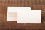ماکت کارت ویزیت کاغذ پنبه ای سفید ضخیم روی عرشه چوبی قدیمی