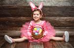 دختر بچه فانی شاد در لباس اسم حیوان دست اموز عید پاک با تخم مرغ