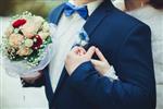 داماد دسته گل عروسی را در دست می گیرد و عروس از پشت او را در آغوش می گیرد