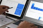 Krynica-Zdroj لهستان - 11 ژوئیه 2017 تاجر با استفاده از Google Analytics در دفتر بر روی رایانه های خود گوگل آنالیتیکس معروف ترین اپلیکیشن تحلیل ترافیک وب پیشرفته در جهان است