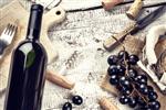 تنظیم با بطری شراب قرمز انگور و چوب پنبه