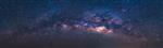 چشم انداز پانوراما فضای عکاسی جهان از کهکشان راه شیری با ستاره ها در پس زمینه آسمان شب است کهکشان که شامل سیستم خورشیدی ما است