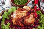 مرغ سرخ شده تنظیم میز میز شکرگذاری با بوقلمون پخته شده تزئین شده با کاهو و دانه های انار است شام کریسمس توسط نور شمع