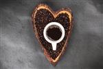 دانه های قهوه در یک کاسه قلب شکل